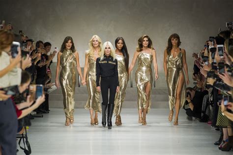 la modella di versace adiuri